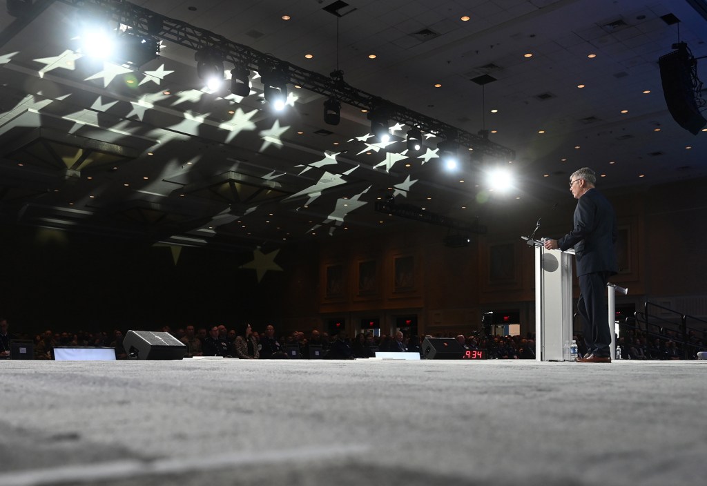 Ο υπουργός Αεροπορίας προειδοποιεί για τη “στιγμή Σπούτνικ” καθώς οι ΗΠΑ αντιμετωπίζουν την ταχεία στρατιωτική πρόοδο της Κίνας