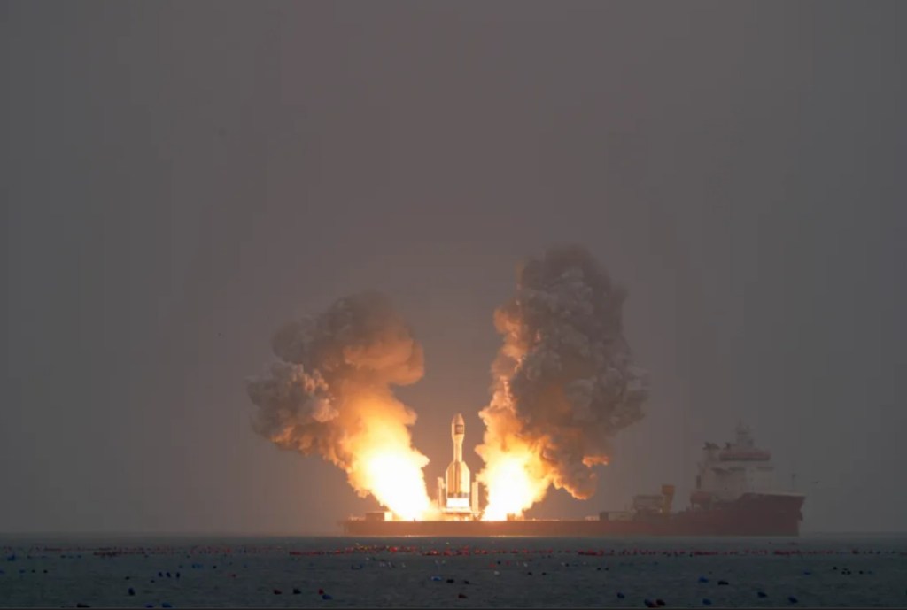 Τεράστιος εμπορικός κινεζικός στερεός πύραυλος εκτοξεύει 3 δορυφόρους από φορτηγίδα στην Κίτρινη Θάλασσα