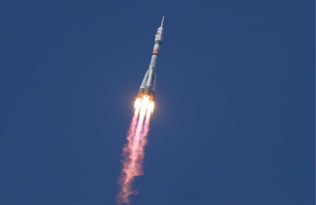 Το Soyuz μεταφέρει νέο πλήρωμα στον ISS
