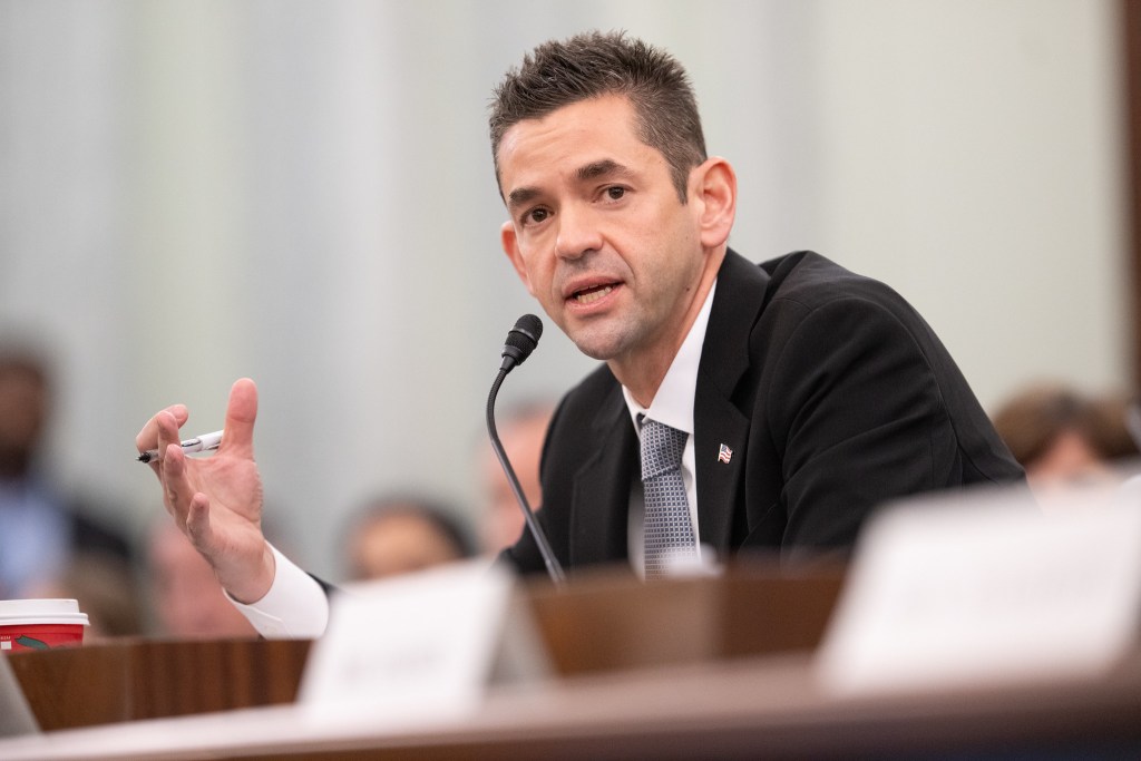 Isaacman, γερουσιαστές τονίζουν τον επείγοντα χαρακτήρα της επιστροφής ανθρώπων στο φεγγάρι